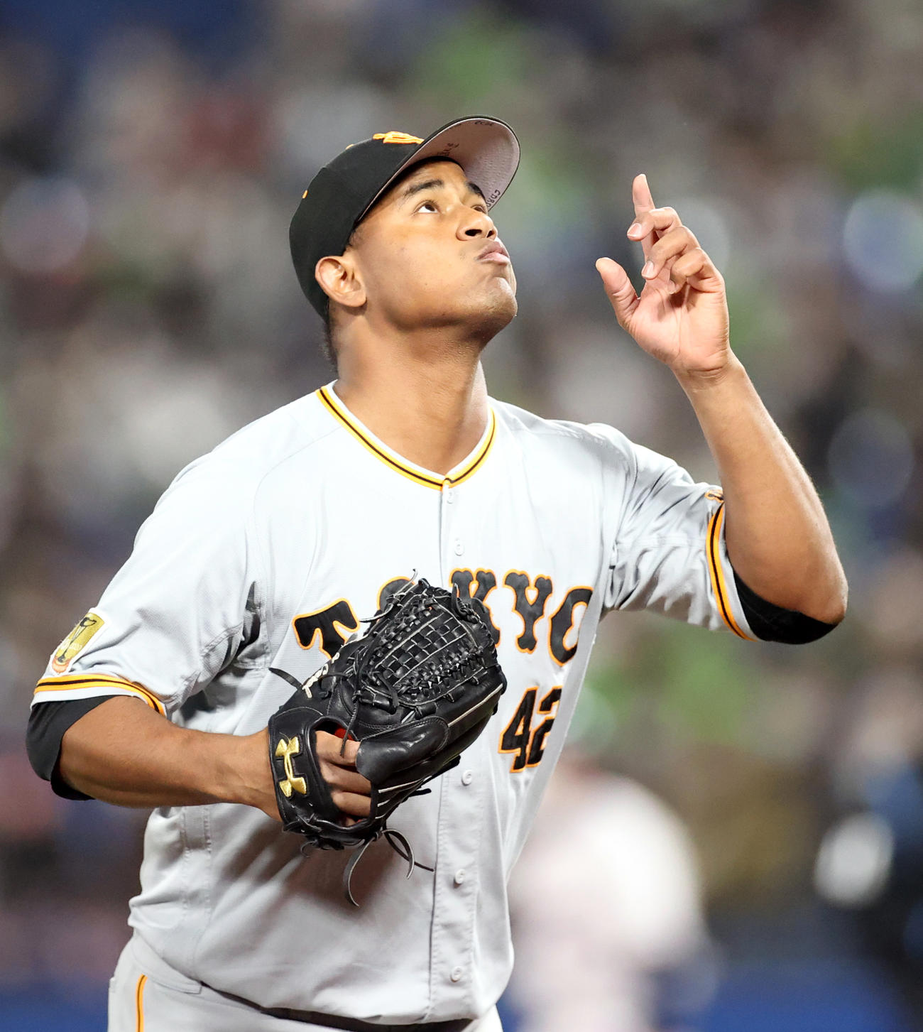 ヤクルト対巨人　1回裏を抑え、ポーズを決める巨人先発のメルセデス（撮影・狩俣裕三）