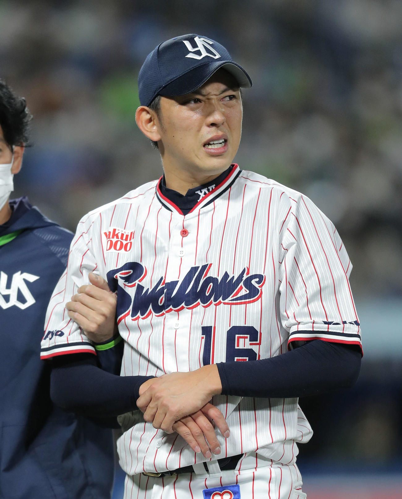 ヤクルト対巨人　2回表巨人1死、大城の放つ打球に当たり、険しい表情で治療に向かう原（撮影・河田真司）