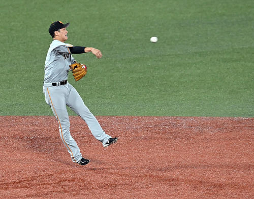 ヤクルト対巨人　4回裏ヤクルト無死一塁、青木の遊ゴロをさばく坂本（撮影・たえ見朱実）