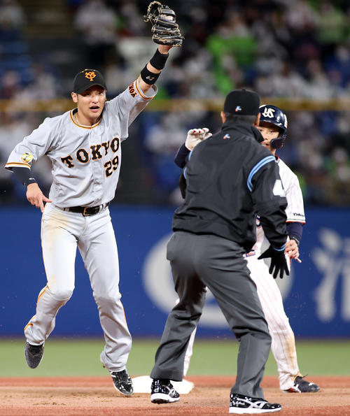 ヤクルト対巨人　4回裏ヤクルト無死一塁、青木の遊ゴロで坂本から送球を受ける吉川（左）。右は塩見（撮影・狩俣裕三）