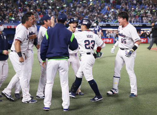 ヤクルト対巨人　7回裏を終え、2点適時打を放った青木（中央）を迎えるナイン（撮影・河田真司）