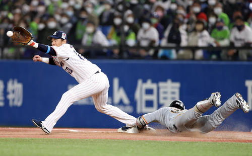 ヤクルト対巨人　8回表巨人2死二、三塁、適時内野安打を放ち、一塁へ滑り込む広岡（右）。左は荒木（撮影・狩俣裕三）