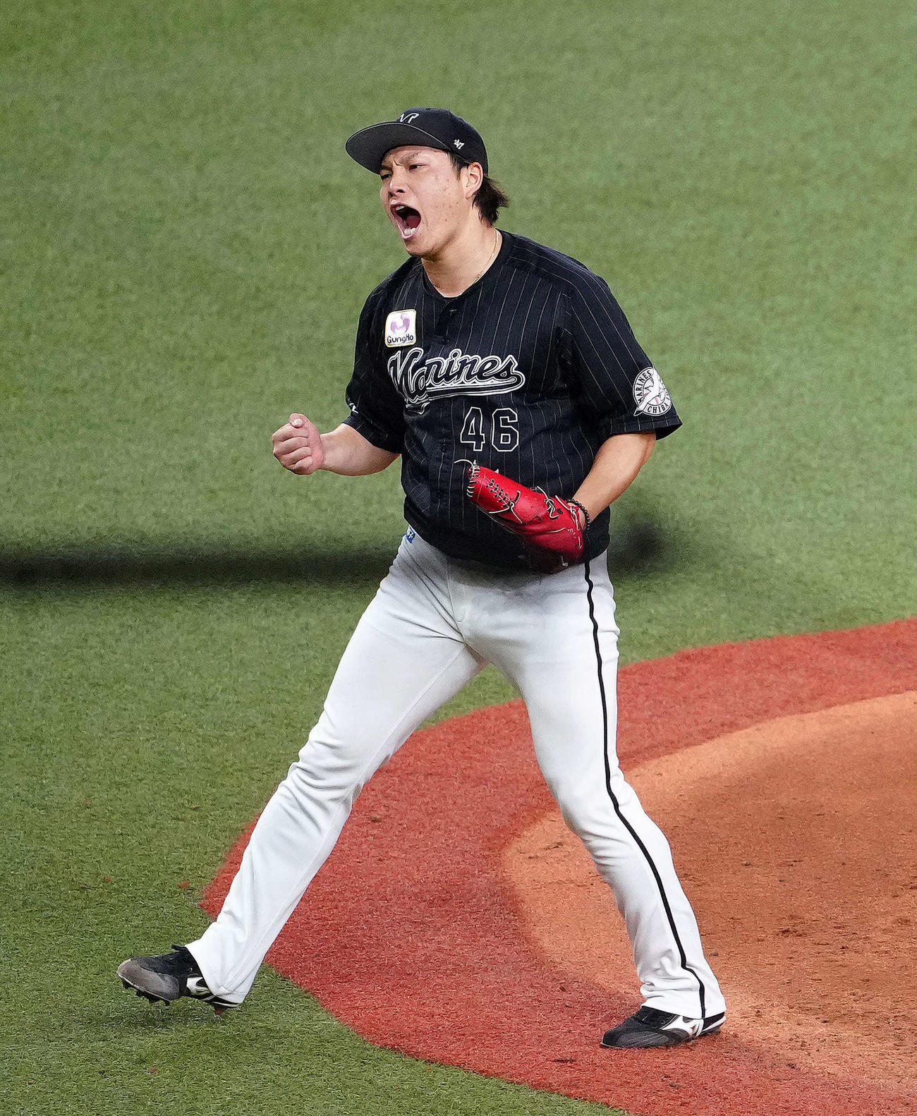オリックス対ロッテ　4回裏オリックス2死一、二塁、T－岡田から空振り三振を奪いガッツポーズを見せる岩下（撮影・江口和貴）