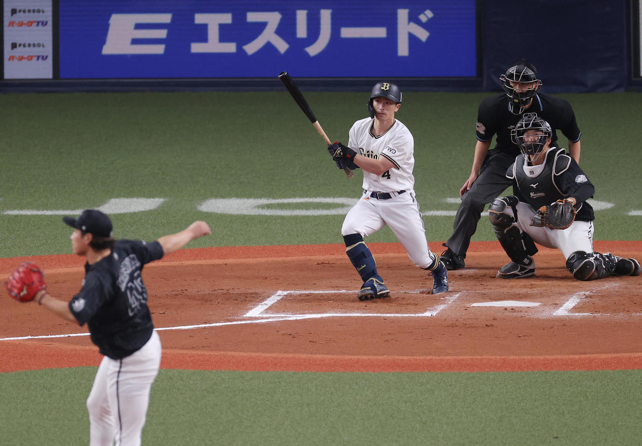 オリックス対ロッテ　6回裏オリックス1死、右前打を放つ福田。投手岩下（撮影・前田充）