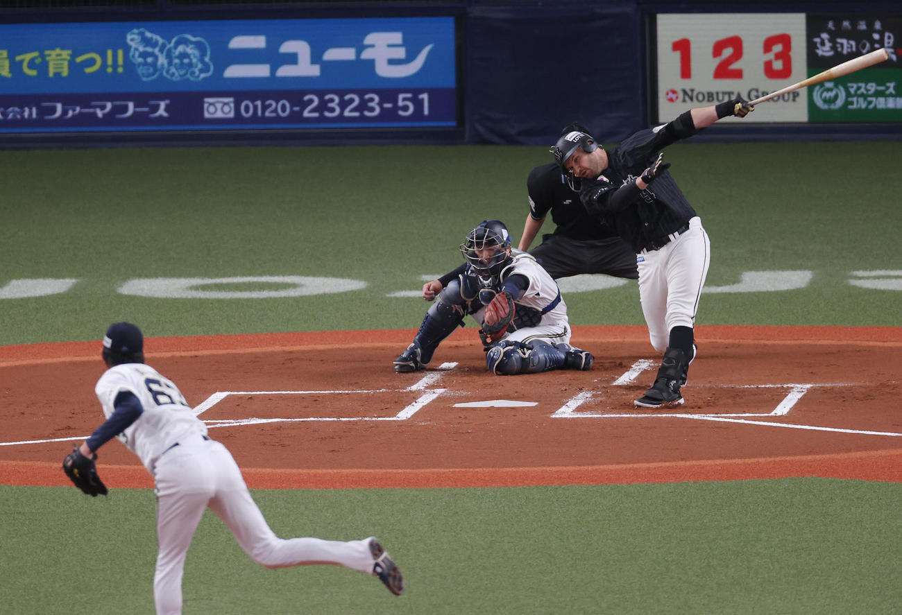オリックス対ロッテ　1回表ロッテ2死一塁、空振り三振に倒れるレアード。投手山崎颯（撮影・前田充）