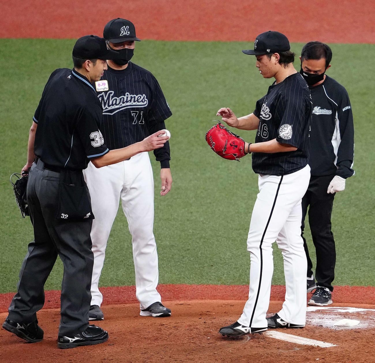 オリックス対ロッテ　6回裏、治療を終えマウンドに戻ったロッテ先発の岩下（中央右）（撮影・江口和貴）