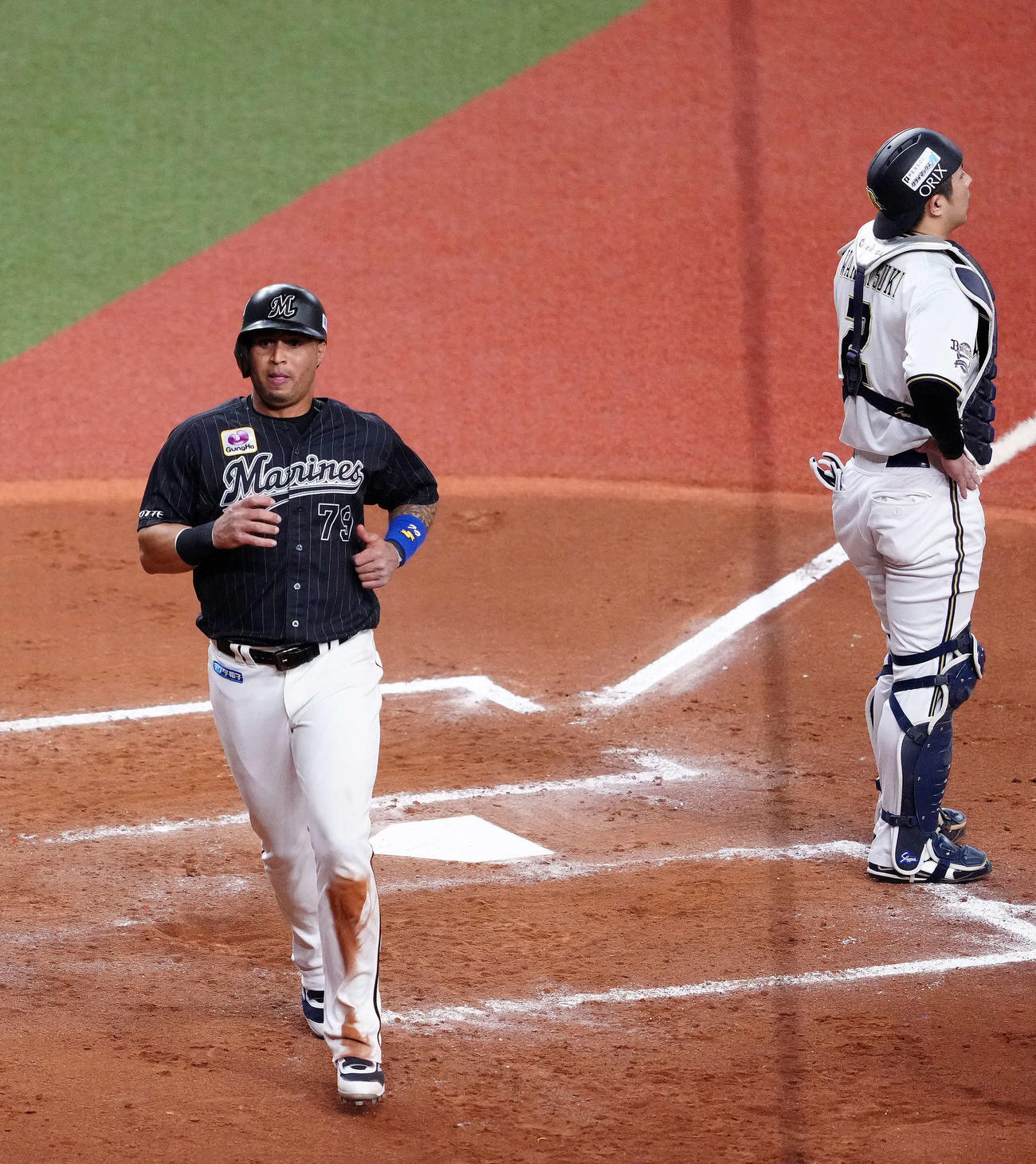 オリックス対ロッテ　7回表ロッテ2死二塁、佐藤都の同点適時打で生還したマーティン（左）（撮影・江口和貴）