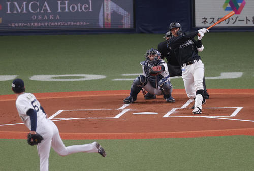 オリックス対ロッテ　1回表ロッテ2死、左前打を放つ中村奨。投手山崎颯（撮影・前田充）