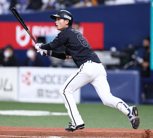 オリックス対ロッテ　3回表ロッテ1死一塁、二塁打を放つ和田（撮影・垰建太）
