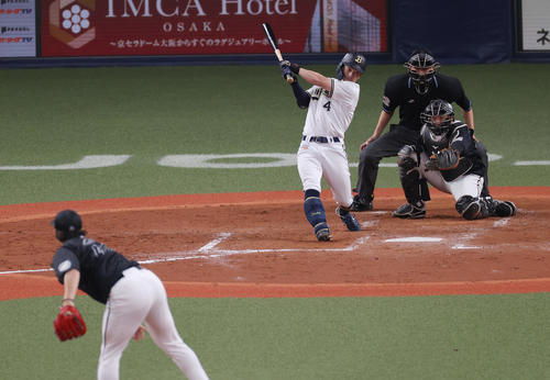 オリックス対ロッテ　4回裏オリックス無死、左前打を放つ福田。投手岩下（撮影・前田充）
