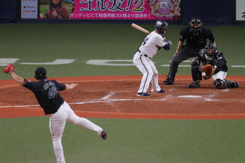 オリックス対ロッテ　4回裏オリックス1死二塁、見逃し三振に倒れる吉田正。投手岩下（撮影・前田充）