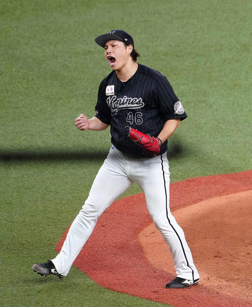 オリックス対ロッテ　4回裏オリックス2死一、二塁、T－岡田から空振り三振を奪いガッツポーズを見せる岩下（撮影・江口和貴）