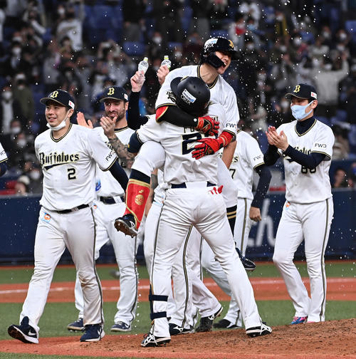 オリックス対ロッテ　9回裏オリックス無死一、二塁、小田（中央）はファイナルステージ突破を決める右前適時打を放ち伏見の祝福を受ける（撮影・前岡正明）