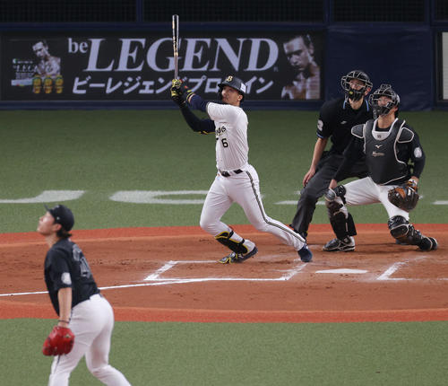 オリックス対ロッテ　6回裏オリックス1死一塁、右越え2点本塁打を放つ宗。投手岩下（撮影・前田充）
