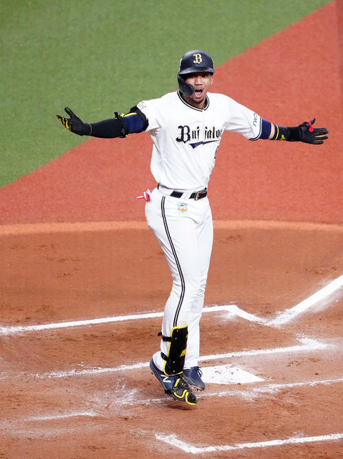 オリックス対ロッテ　6回裏オリックス1死一塁、右越えに逆転2点本塁打を放ち生還する宗（撮影・江口和貴）