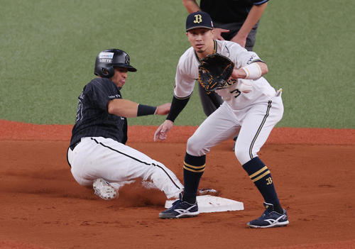 オリックス対ロッテ　7回表ロッテ無死一塁、エチェバリアの左飛でタッチアップし二塁へ滑り込むマーティン。右は二塁手安達（撮影・前田充）