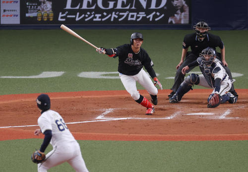 オリックス対ロッテ　7回表ロッテ2死二塁、同点の中前適時打を放つ佐藤都。投手吉田凌（撮影・前田充）
