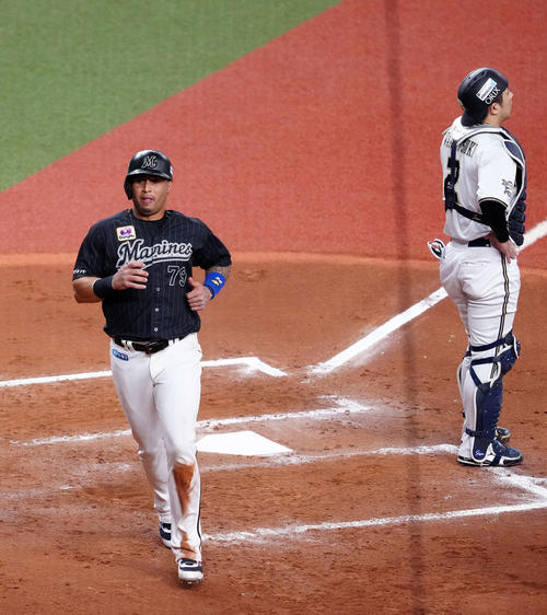 オリックス対ロッテ　7回表ロッテ2死二塁、佐藤都の同点適時打で生還したマーティン（左）（撮影・江口和貴）