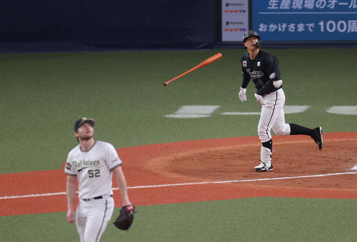 オリックス対ロッテ　8回表ロッテ1死、左越え本塁打を放つ中村奨。投手ヒギンス（撮影・前田充）