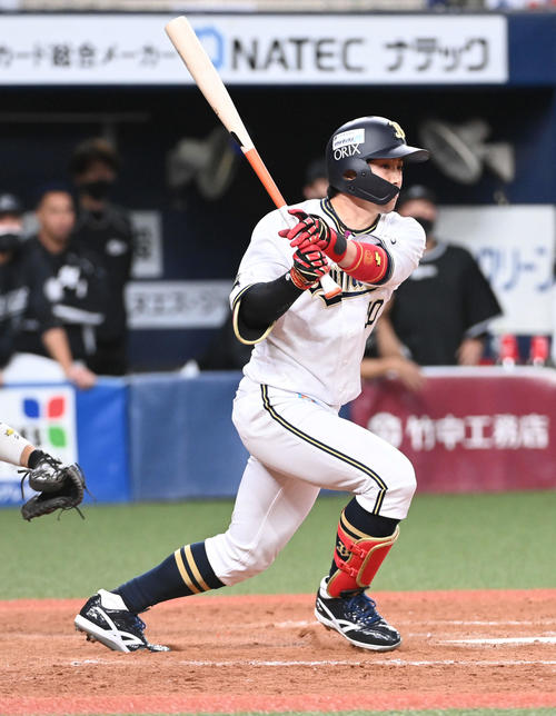 オリックス対ロッテ　9回裏オリックス無死一、二塁、小田は日本シリーズ進出を決める右前適時打を放つ（撮影・前岡正明）