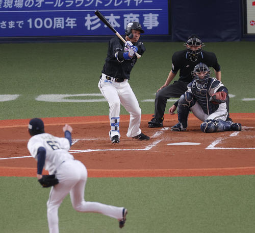 オリックス対ロッテ　2回表ロッテ無死、左前打を放つ角中。投手山崎颯（撮影・前田充）