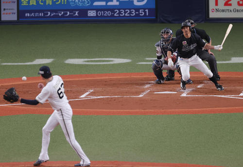 オリックス対ロッテ　3回表ロッテ1死、投手強襲の内野安打を放つ荻野。投手山崎颯（撮影・前田充）