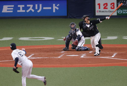 オリックス対ロッテ　3回表ロッテ1死二、三塁、先制の左犠飛を放つ中村奨。投手山崎颯（撮影・前田充）