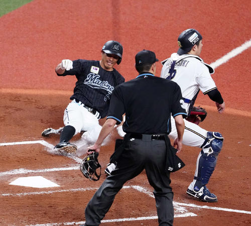オリックス対ロッテ　3回表ロッテ1死二、三塁、中村奨の先制犠飛で生還する三塁走者荻野（左）（撮影・江口和貴）