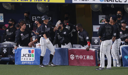 オリックス対ロッテ　3回表ロッテ1死二、三塁、中村奨の左犠飛で生還しナインに迎えられる荻野（撮影・前田充）