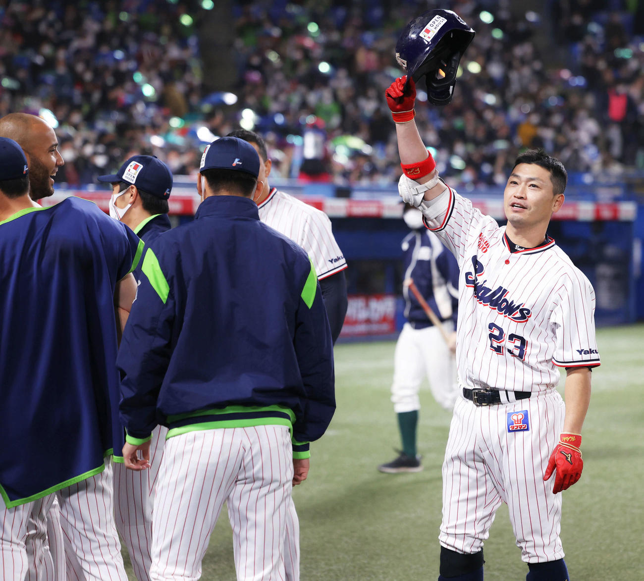ヤクルト対巨人　7回裏を終え、2点適時打を放った青木は、ファンの声援に応える（撮影・河田真司）