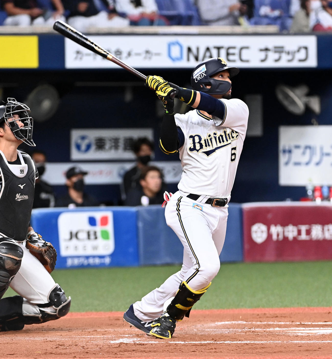 オリックス対ロッテ　6回裏オリックス1死一塁、宗は逆転の右越え2点本塁打を放つ（撮影・前岡正明）