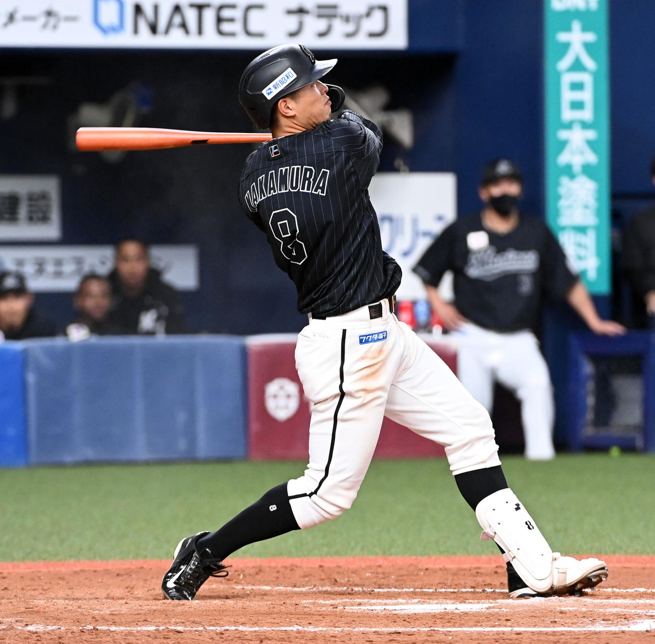 オリックス対ロッテ　8回表ロッテ1死、中村奨は左越え本塁打を放つ（撮影・前岡正明）