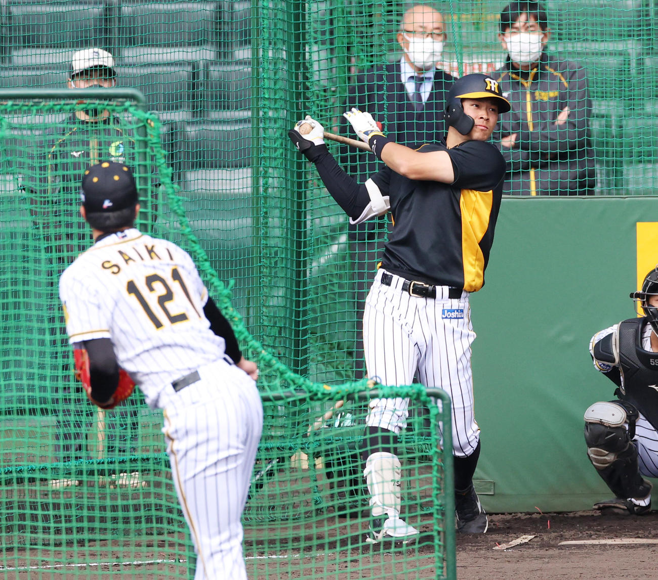 フリー打撃を行う阪神佐藤輝、打撃投手は才木（撮影・清水貴仁）