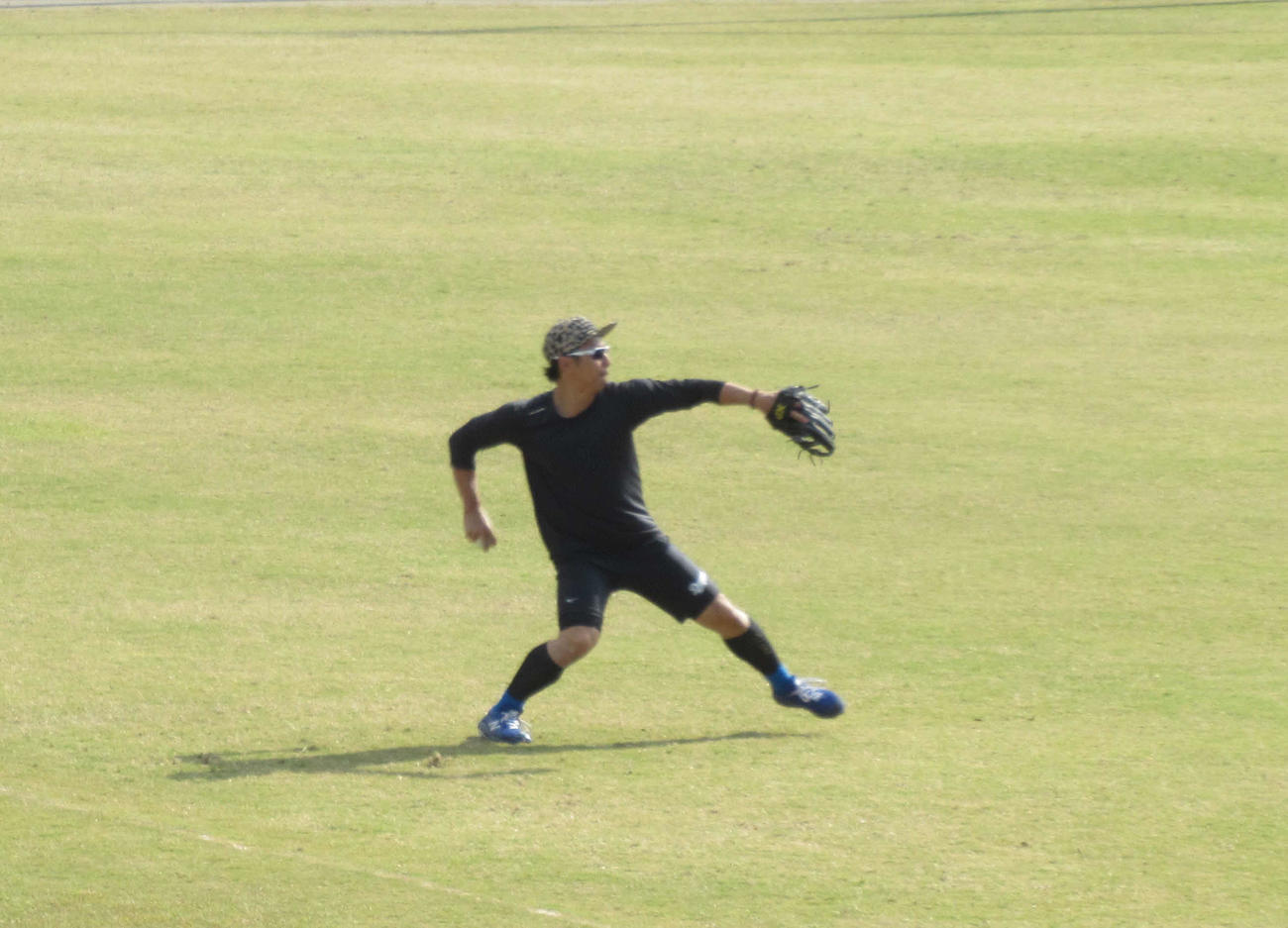 キャンプ休日にナゴヤ球場で遠投する中日谷元
