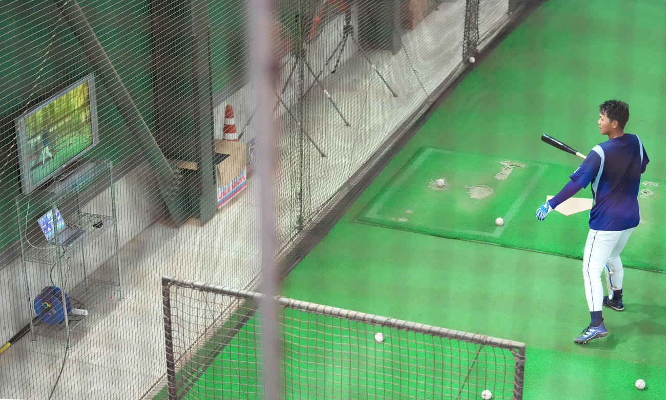 モニターチェックをしながら打撃練習をする中日高橋周平（撮影・森本幸一）