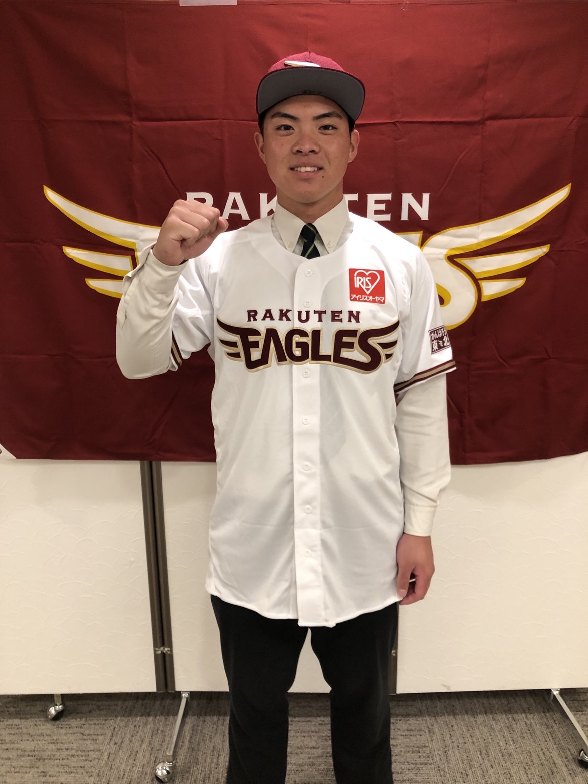 楽天ドラフト育成3位の東海大山形・大河原が契約合意しガッツポーズで健闘を誓った（楽天野球団提供）