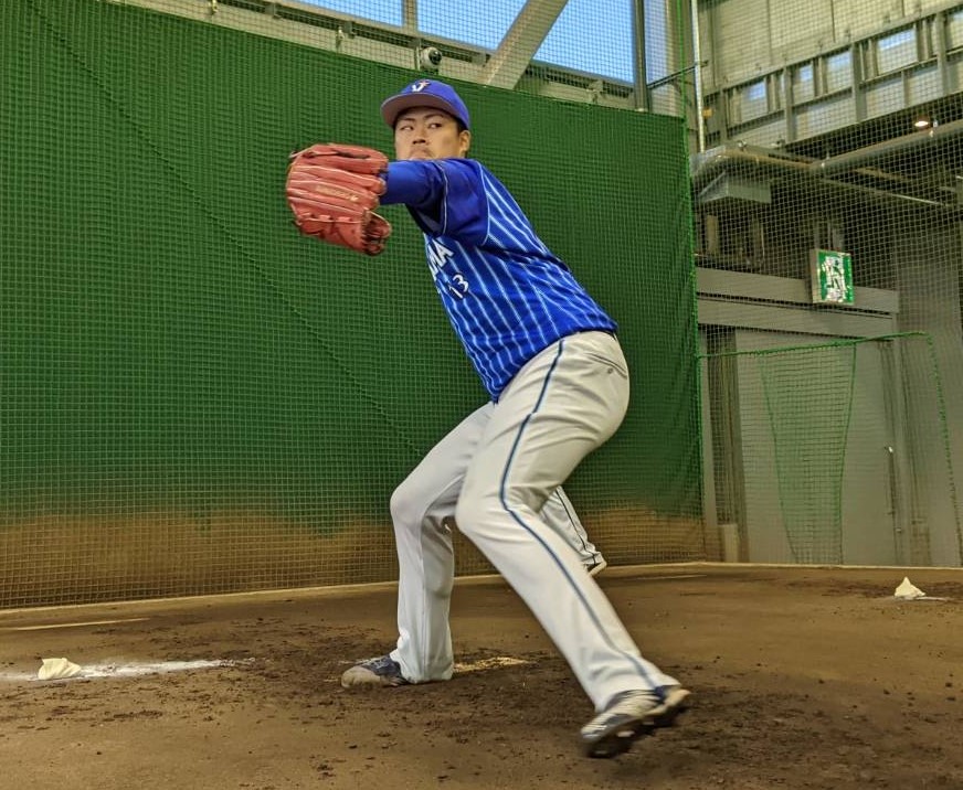 ブルペンで投球練習を行うDeNA伊勢（球団提供）