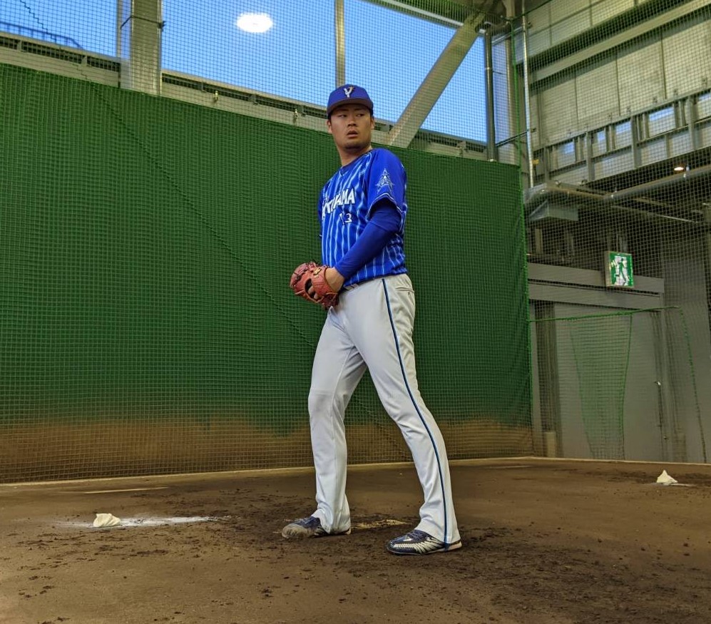 ブルペンで投球練習を行うDeNA伊勢（球団提供）