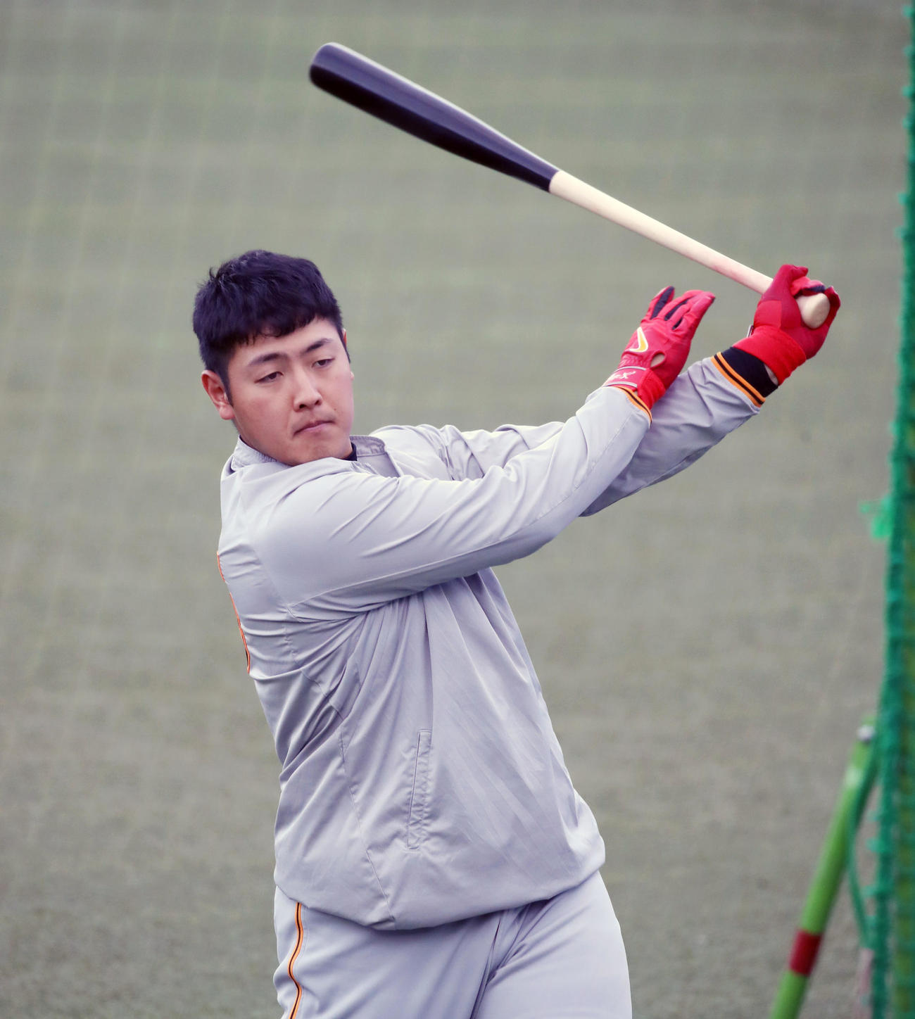 CSファイナル　ヤクルト対巨人　ティー打撃練習を行う岡本（撮影・加藤哉）