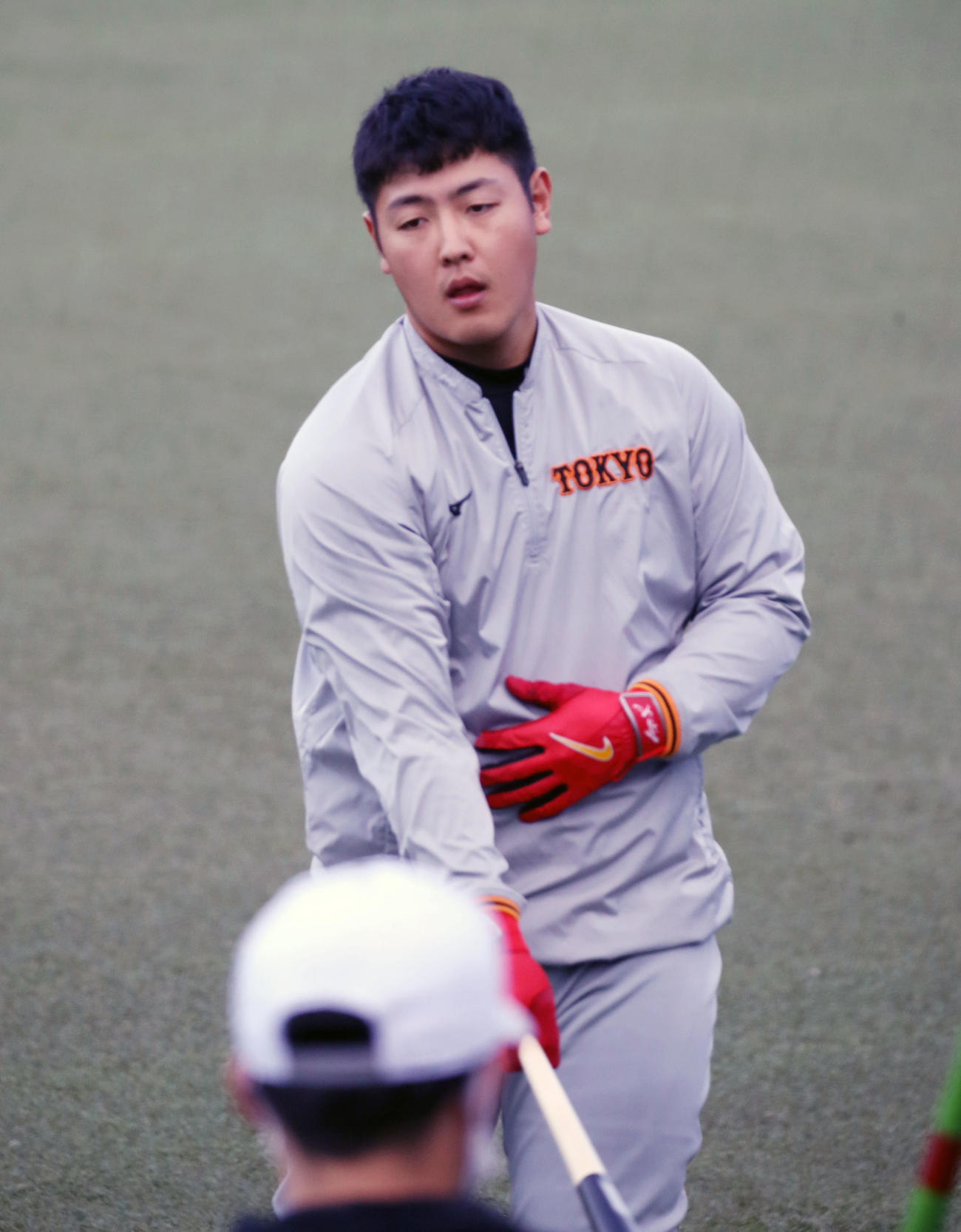 CSファイナル　ヤクルト対巨人　ティー打撃練習を行う岡本（撮影・加藤哉）