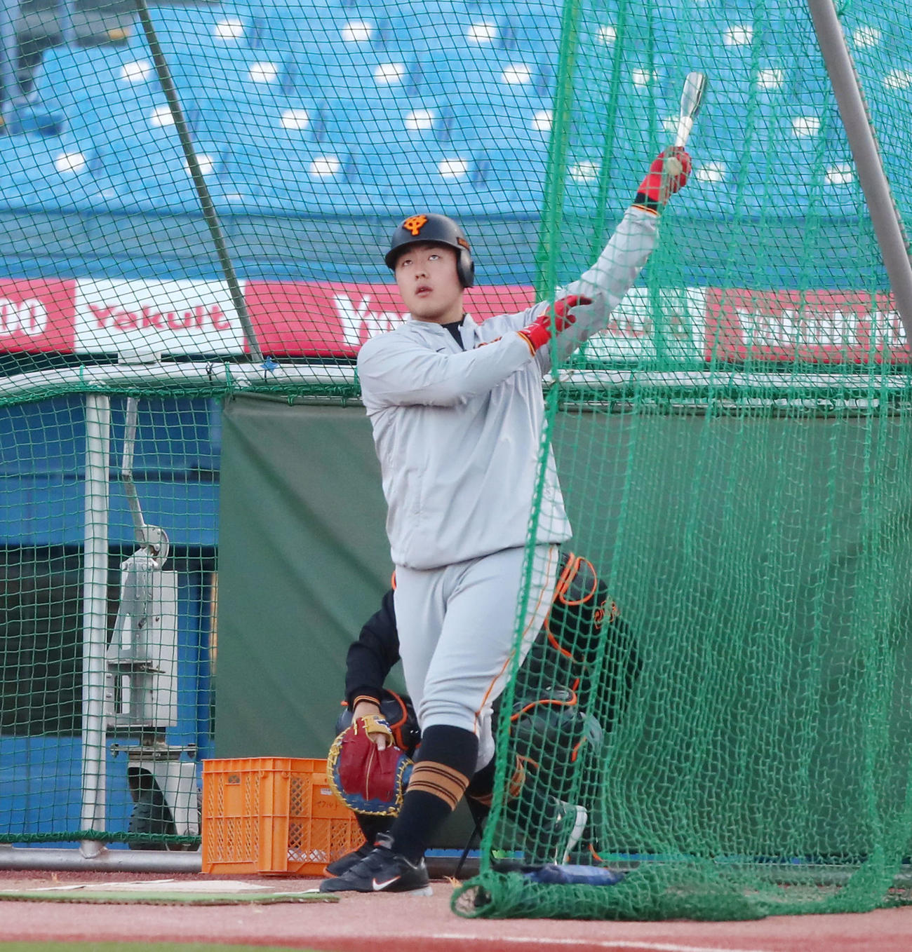 CSファイナル　ヤクルト対巨人　打撃練習を行う岡本（撮影・加藤哉）