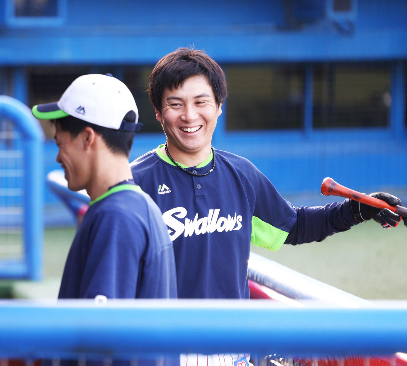 ヤクルト対巨人　試合前練習でヤクルト塩見（左）と笑顔で言葉を交わす川端（撮影・河田真司）
