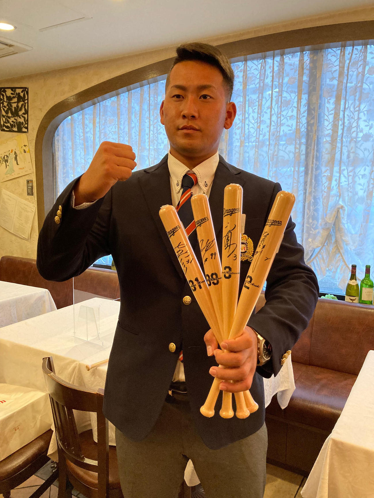仮契約を終えガッツポーズする中日ドラフト6位の大商大・福元