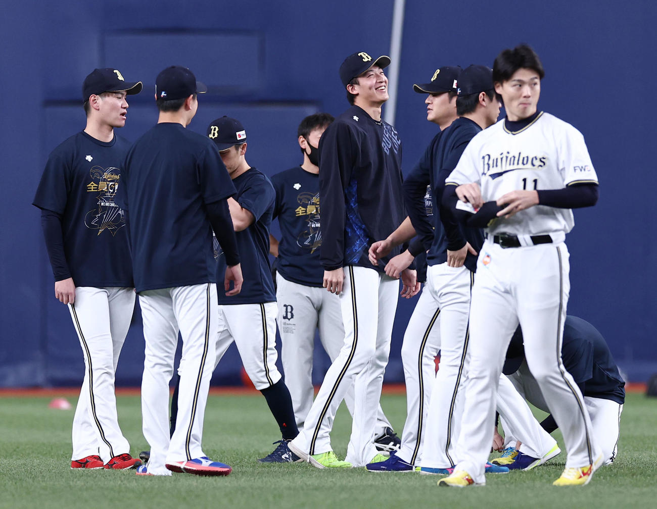 オリックス対ロッテ　試合前、リラックスした表情でウオーミングアップを行うオリックス山崎颯（右から4人目）らナイン（撮影・垰建太）