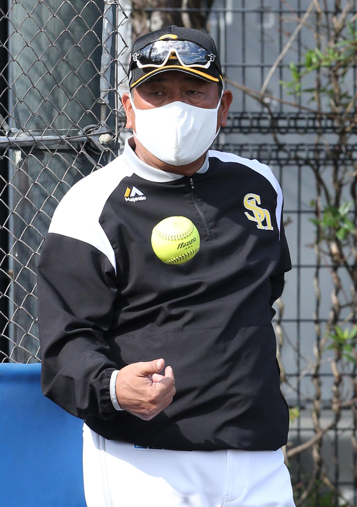 ボールを手に練習を見守る藤本監督（撮影・梅根麻紀）