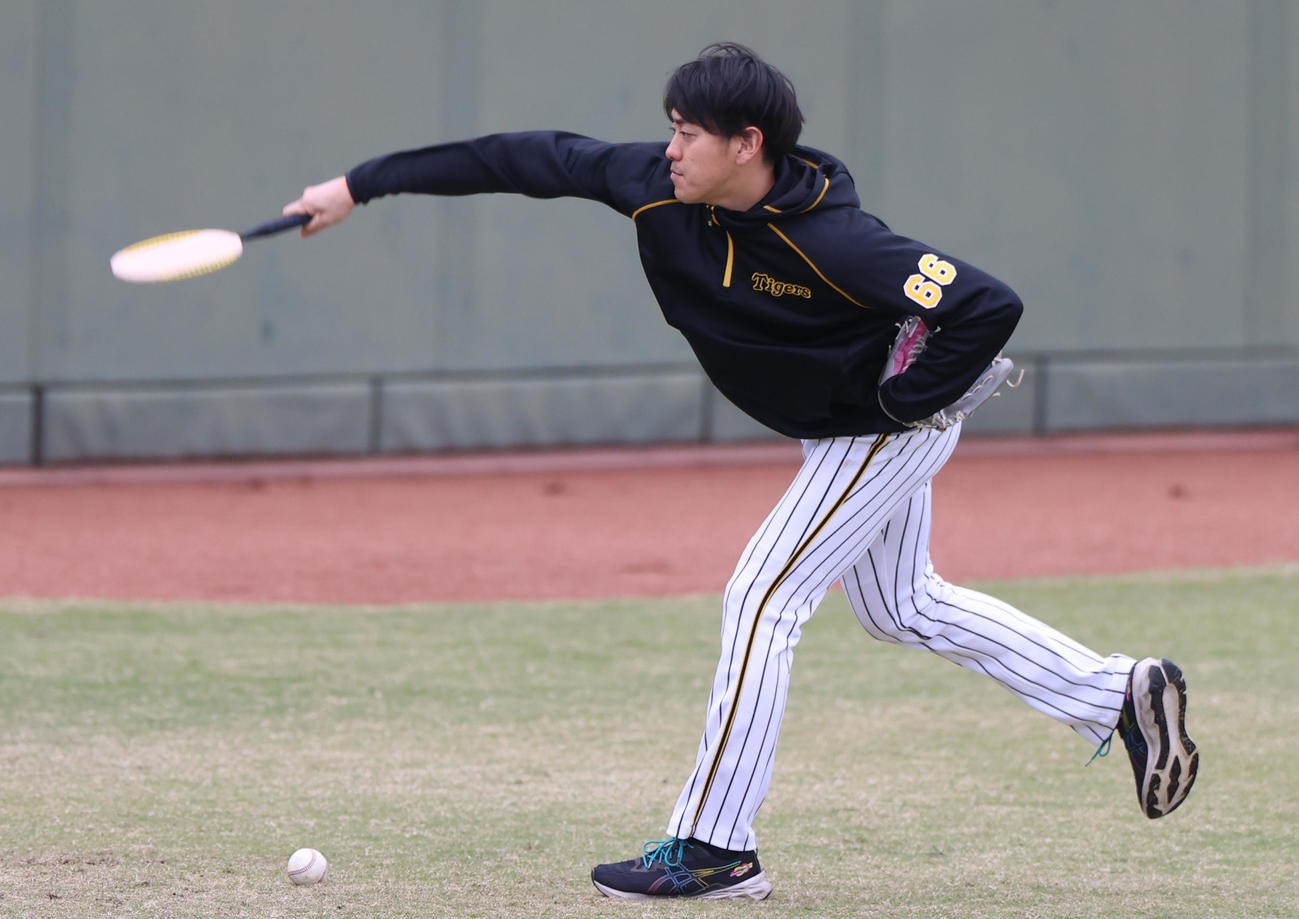 ラケットを使ってトレーニングする小川（撮影・上山淳一）