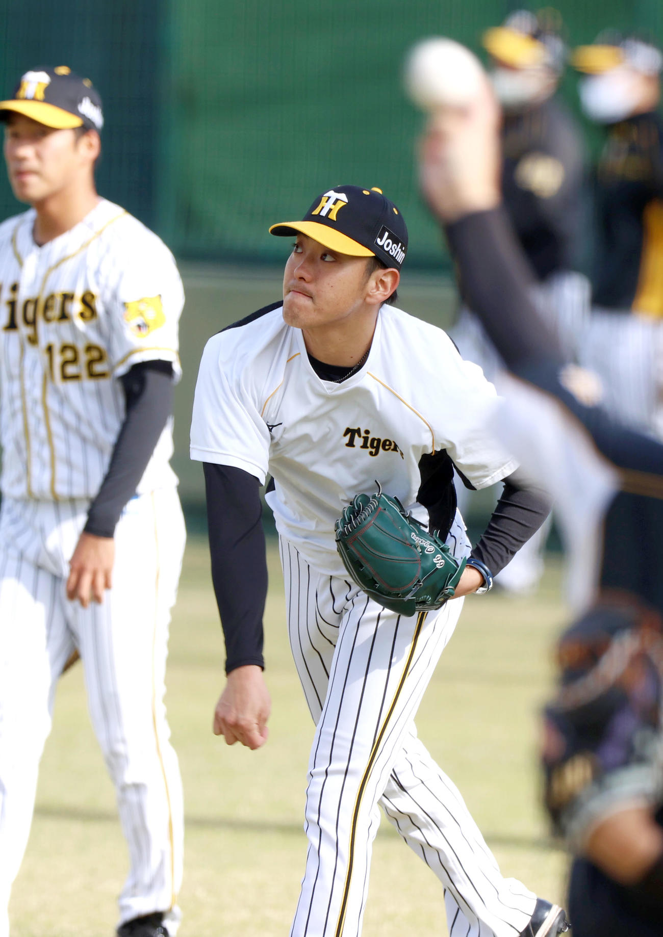 キャッチボールする小川（撮影・上山淳一）