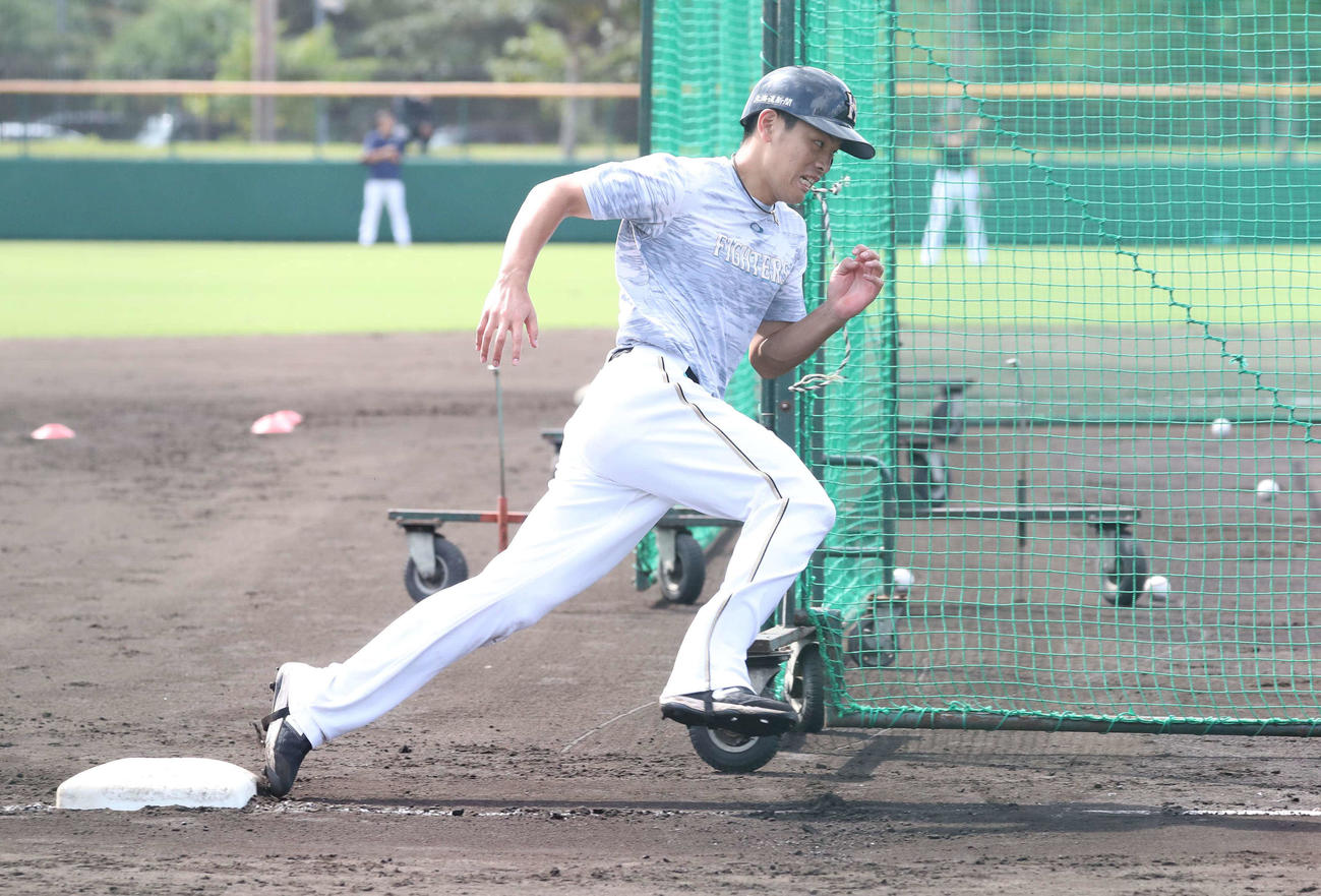 秋季キャンプで走塁練習する野村