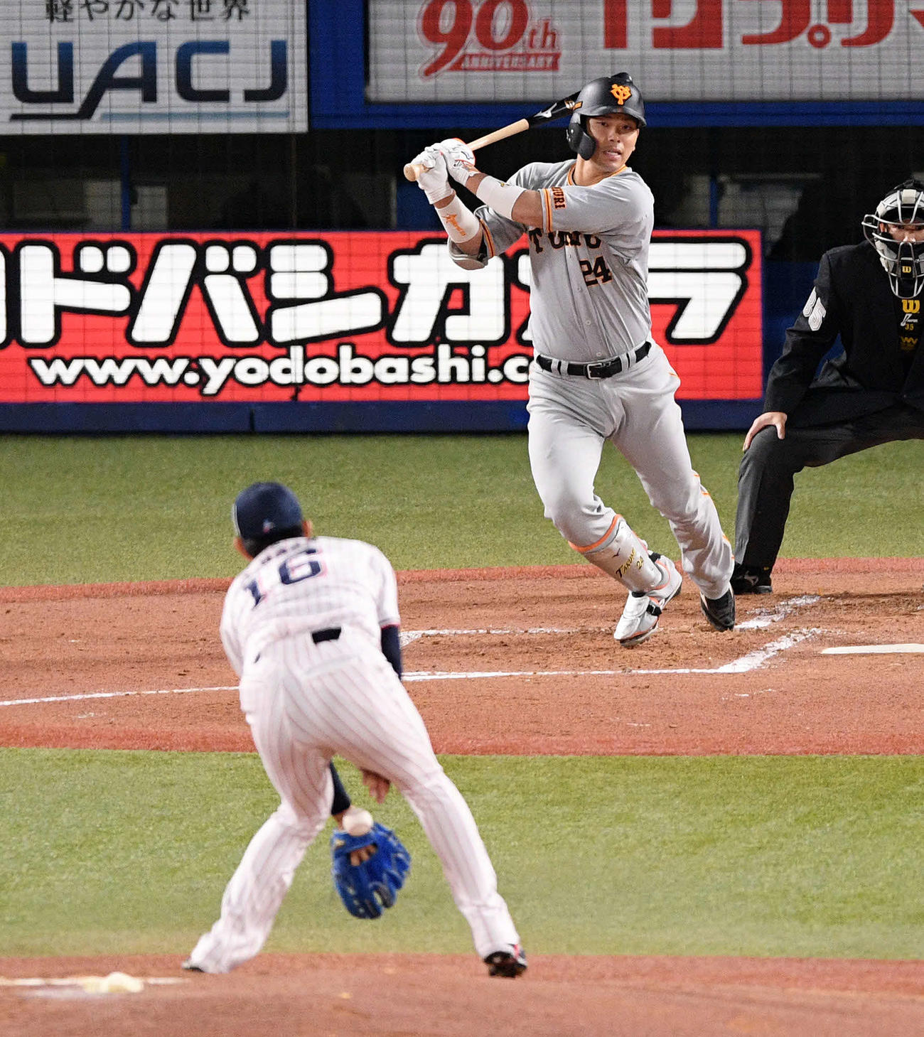 ヤクルト対巨人　2回表巨人1死、大城は投手強襲打を放つ。投手原（撮影・滝沢徹郎）