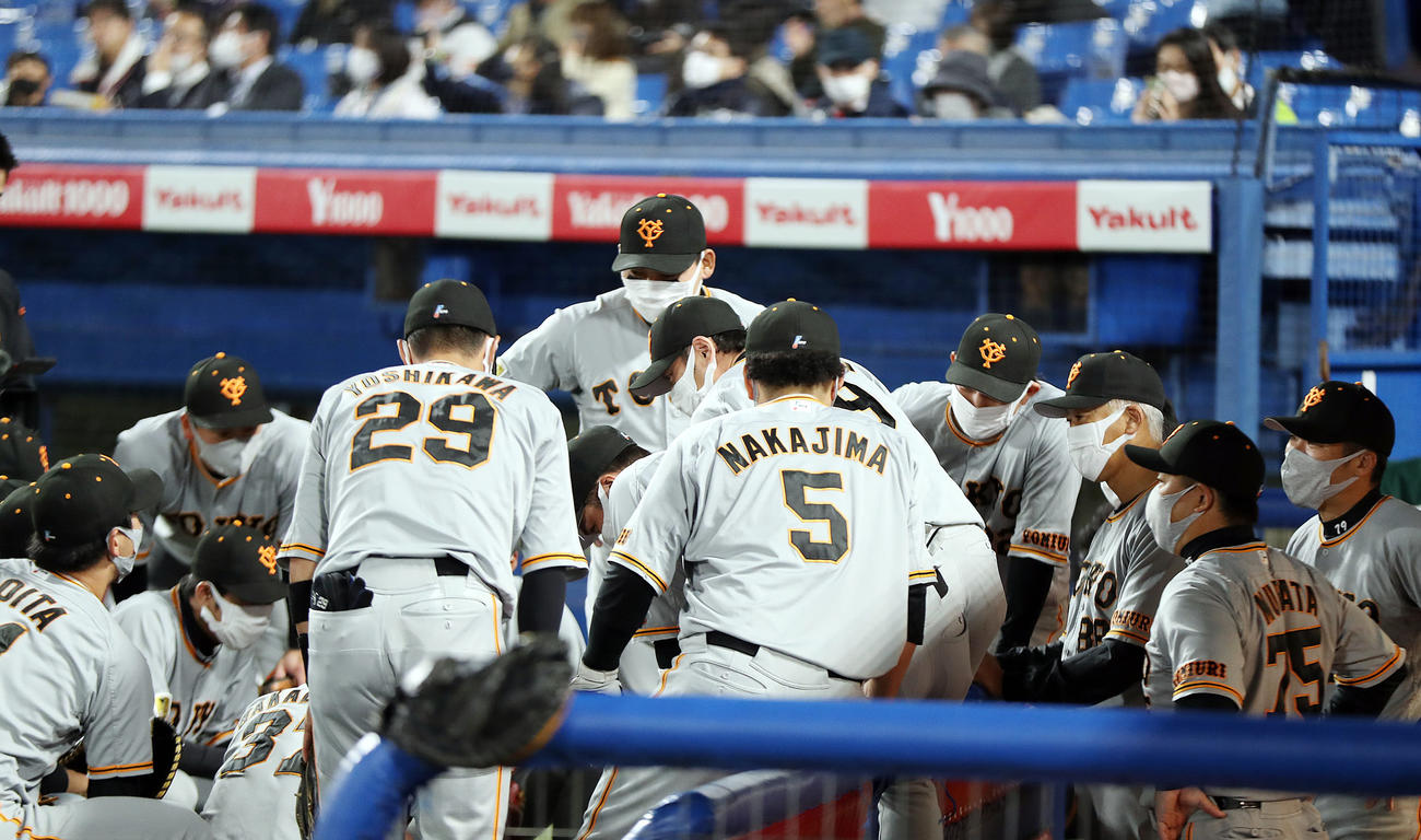 ヤクルト対巨人　試合前の円陣で声出しする亀井（中央）（撮影・狩俣裕三）
